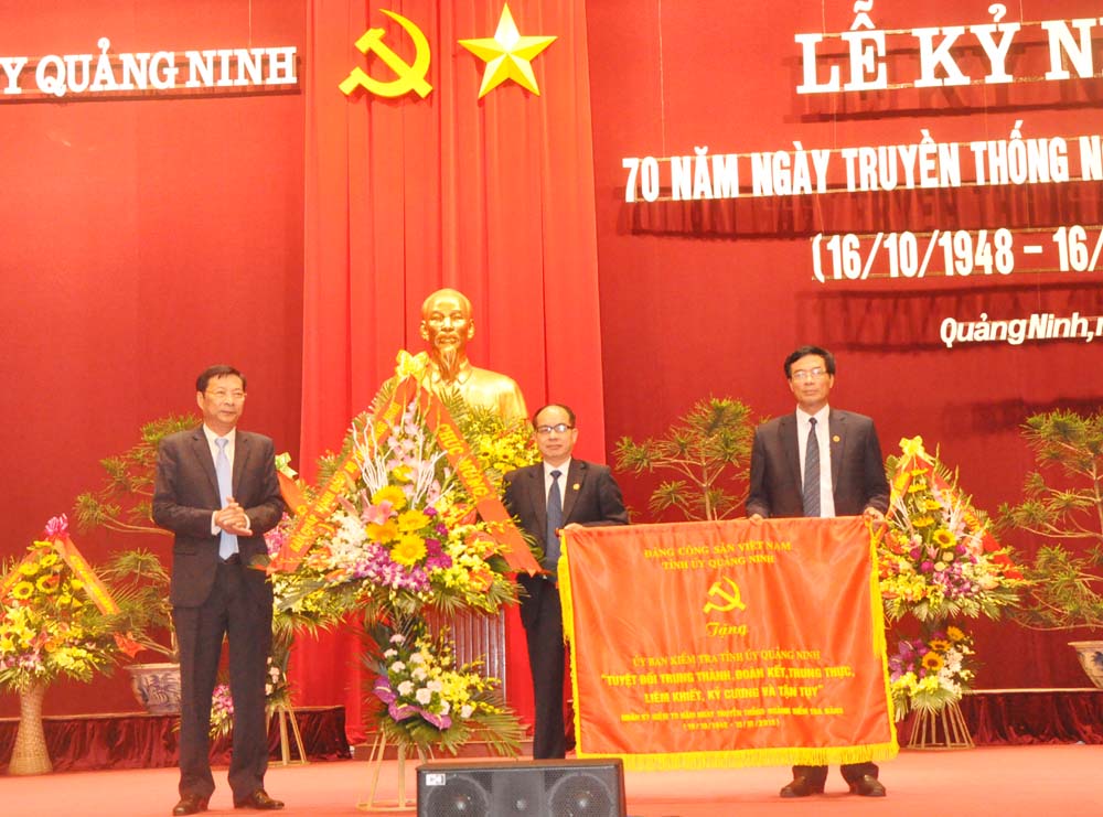 Với những cống hiến và thành tích xuất sắc, tại Lễ kỷ niệm, ngành Kiểm tra của Đảng bộ tỉnh đã được Tỉnh ủy Quảng Ninh tặng bức trướng mang dòng chữ “Tuyệt đối trung thành, đoàn kết, trung thực, liêm khiết, kỷ cương và trật tự”. 