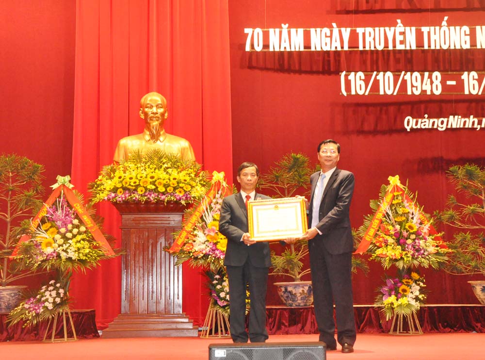 Thừa uỷ quyền của Chủ tịch nước, đồng chí tặng Huân chương lao động hạng Nhì và Bằng khen cho ông Đỗ Vũ Chung, nguyên Chủ nhiệm Ủy ban Kiểm tra Tỉnh ủy
