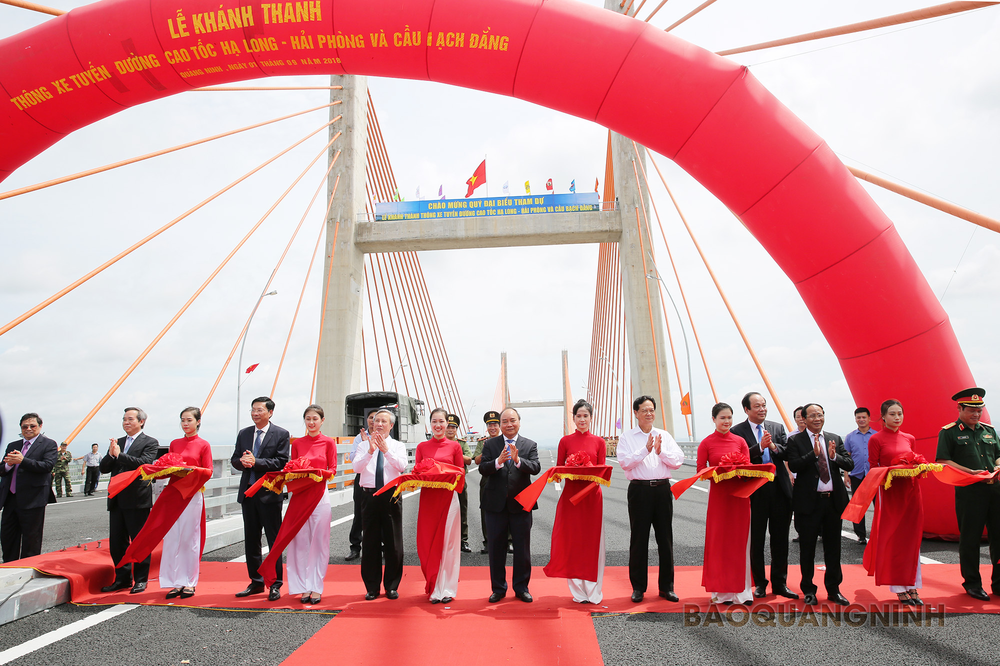 gày 1/9, trên dòng sông Bạch Đằng lịch sử, tỉnh Quảng Ninh, TP Hải Phòng và Bộ GT-VT đã long trọng tổ chức thông xe cao tốc Hạ Long - Hải Phòng, tuyến cao tốc đầu tiên của tỉnh.