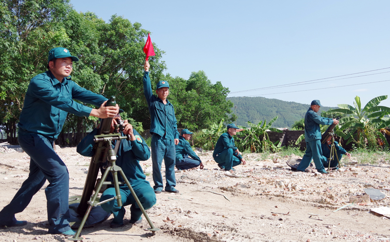 Các đơn vị tự vệ ngành than tổ chức huấn luyện súng cối 82.
