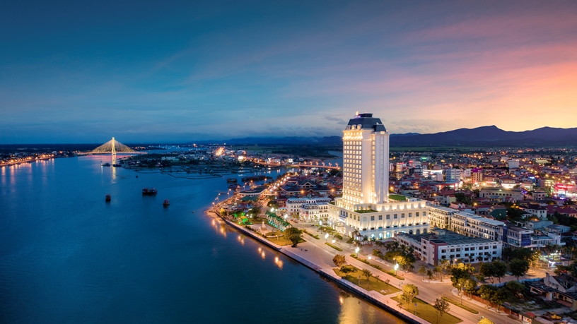 Vinpearl Hotel Quảng Bình với địa thế “tựa phố hướng giang” kiêu hãnh giữa lòng phố thị