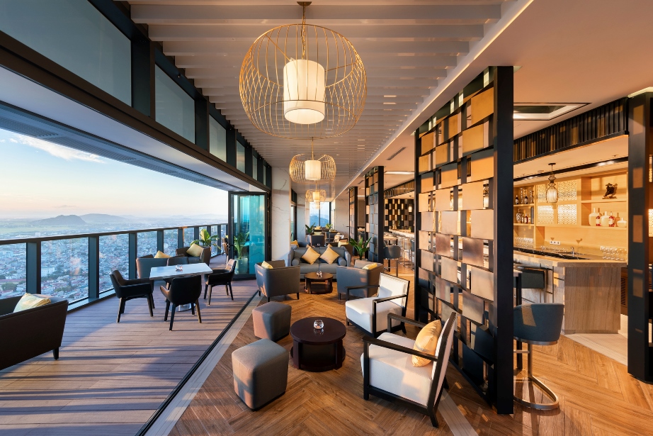 Sky bar nơi du khách ngắm vẻ đẹp hoàng hôn và tận hưởng những phút giây yên bình bên bạn bè, người thân