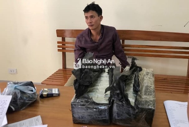 Đối tượng Ích và tang vật. Ảnh: Báo Nghệ An