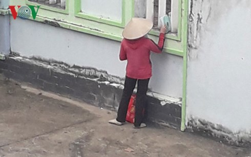 Trong lúc Đoàn thanh tra đang làm việc tại trường có 1 người lạ mặt đưa giấy giống văn bản vào trường.