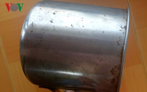 Mặc dù phụ huynh đã đóng tiền mua đồ dùng nhưng ca uống nước không đầu tư mua mới.