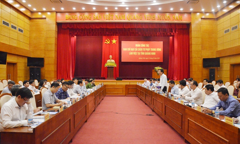 Quang cảnh buổi làm việc.