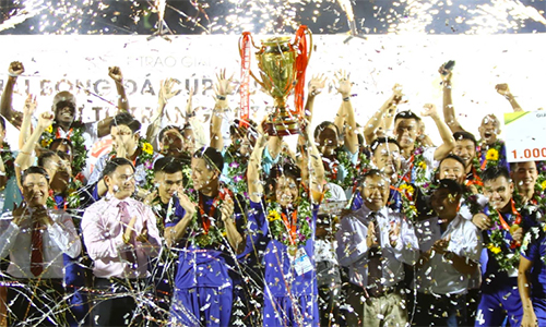 Bình Dương lần thứ ba nâng cao chiếc Cup Quốc gia. Ảnh: Lê Đình.