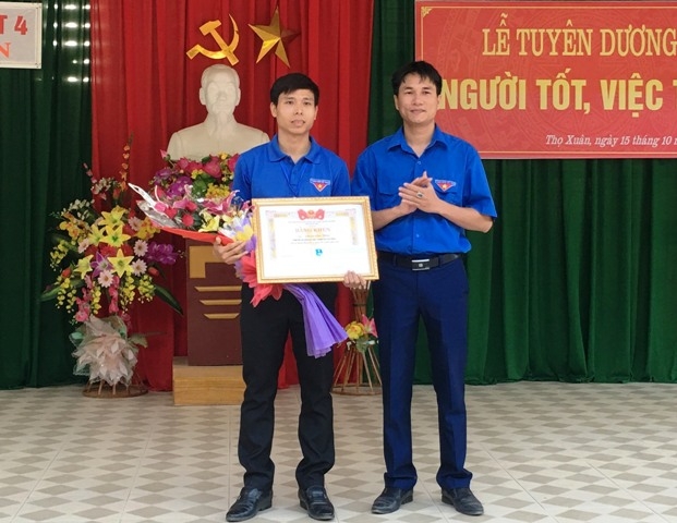 Lãnh đạo Huyện đoàn Thọ Xuân trao Bằng khen của Ban Chấp hành Tỉnh đoàn Thanh Hóa thầy giáo Phạm Văn Thiện.