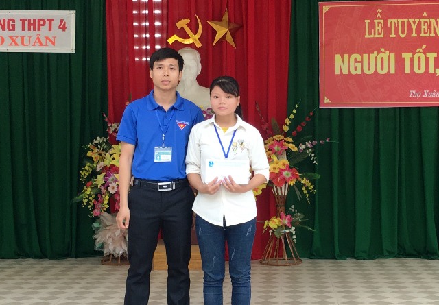 Thầy giáo Phạm Văn Thiện trao khoản tiền thưởng cho học sinh nghèo, khích lệ học sinh tiếp tục theo đuổi sự nghiệp học tập.
