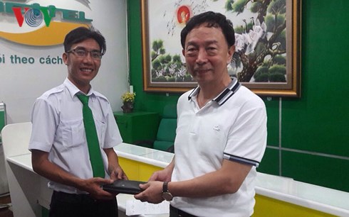 Khách hàng Hu I-Chun nhận lại tài sản.