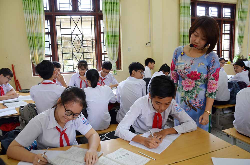 Cô giáo Nguyễn Thị Thu Hương, giáo viên Trường THCS Trần Quốc Toản, TP Uông Bí giảng bài cho học sinh lớp 8A.