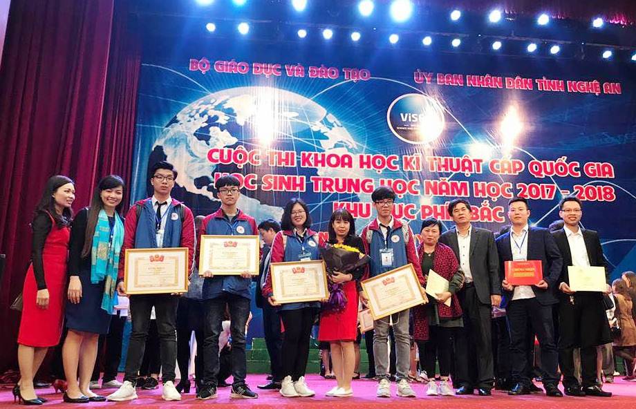 Đoàn Quảng Ninh nhận giải tại Cuộc thi KHKT cấp quốc gia dành cho học sinh trung học năm học 2017-2018 khu vực phía Bắc. Ảnh: Phạm Quyên (Sở GD&ĐT)