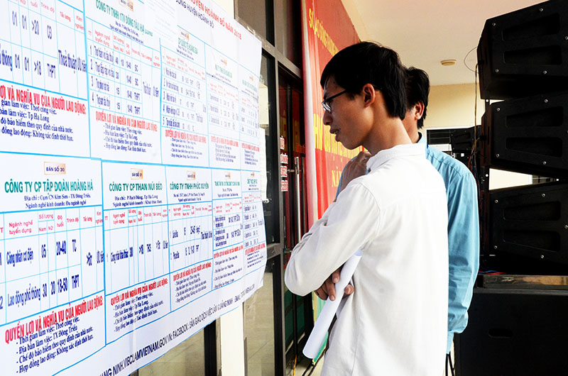 Các bạn trẻ đến phiên giao dịch việc làm huyện Hoành Bồ năm 2018 để tìm kiếm thông tin việc làm. 