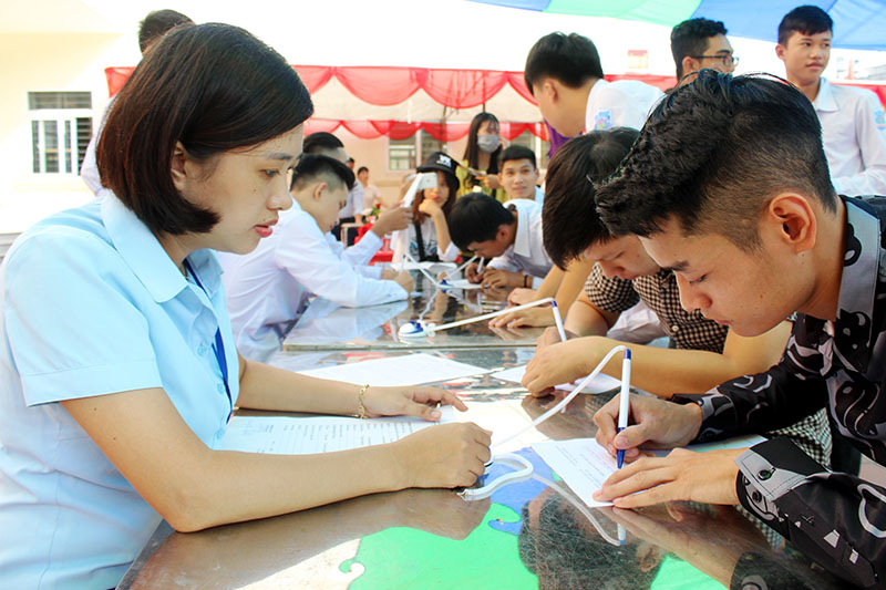 Người lao động đăng ký tham gia tuyển dụng tại phiên giao dịch việc làm huyện Hoành Bồ năm 2018.
