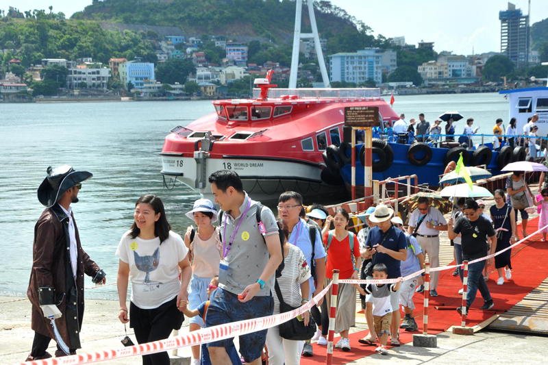 Khách du lịch tàu biển quốc tế đến Hạ Long. (Ảnh: Thu Nguyên)