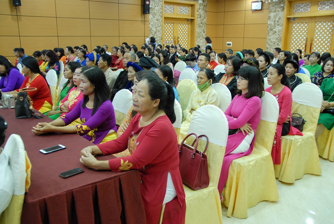 Các đại biểu của Hội LHPN 14 địa phương trong tỉnh tham dự hội nghị sơ kết.