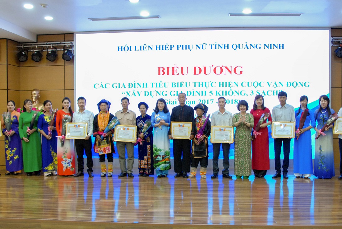 Hội LHPN tỉnh tặng bằng khen cho các gia đình tiêu biểu thực hiện cuộc vận động 