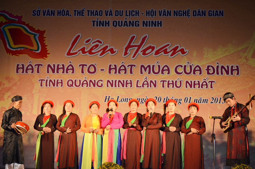 Biểu diễn hát cửa đình tại Liên hoan hát nhà tơ, hát-múa cửa đình tỉnh Quảng Ninh lần thứ nhất. Ảnh minh họa.