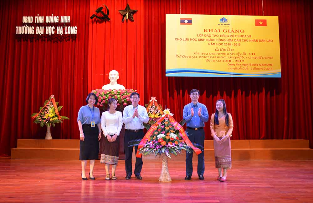 Lãnh đạo Sở GD&ĐT tặng hoa chúc mừng Trường Đại học Hạ Long.