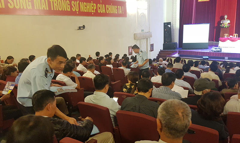 Đại diện Hải quan Quảng Ninh, phát tờ gấp tuyên truyền chung tay ngăn chặn tội phạm buôn lậu, vận chuyển trái phép hàng hóa qua biên giới cho các đại biểu dự hội nghị.