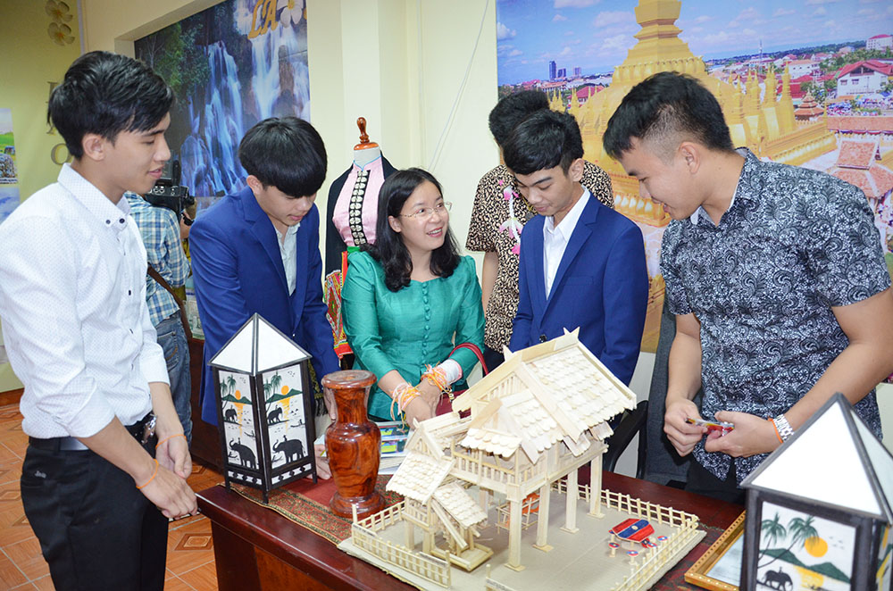 Sinh viên Lào tham quan hiện vật Trung tâm Văn hóa Lào.
