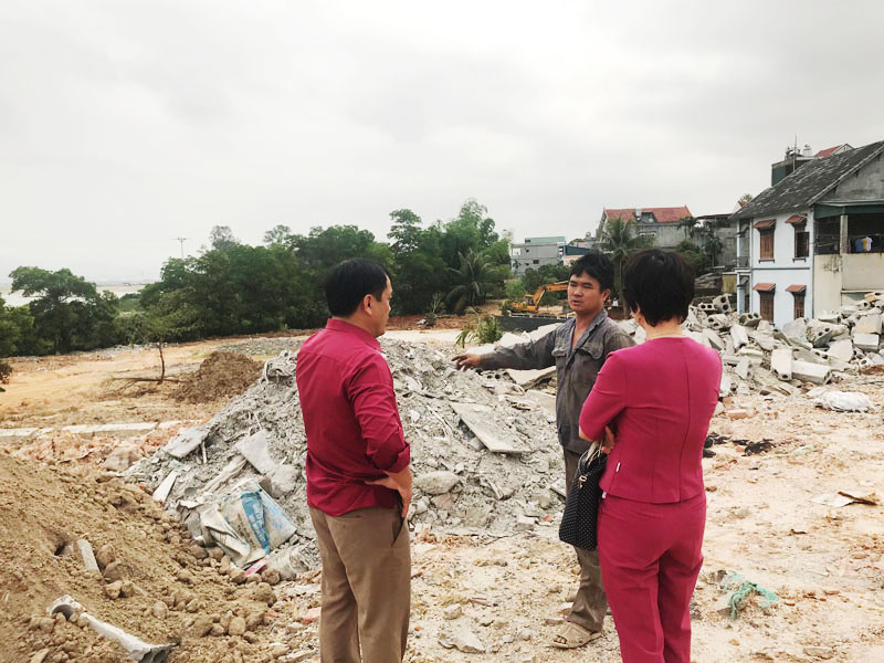 Ông Phạm Hồng Sơn, con trai ông Phạm Thế Hà(thứ 2 bên phải) chia sẻ: “Chúng tôi cũng đã nhiều lần vận động nhưng bố tôi không nghe. Thực sự chúng tôi cũng rất mệt mỏi, muốn sự việc sớm chấm dứt để yên ổn làm ăn”.
