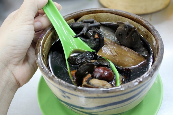 Gà ác hầm thuốc bắc là món ăn ngon, cũng là thuốc bổ tỳ, bổ máu, điều hòa khí huyết, rất tốt cho người suy nhược, phụ nữ sau sinh.