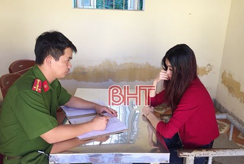 Cảnh sát điều tra làm việc với Lê Thị Hà Phương.