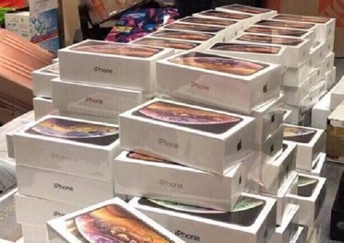 Tang vật một vụ buôn lậu iPhone do lực lượng hải quan phát hiện bắt giữ. (Ảnh: KT)