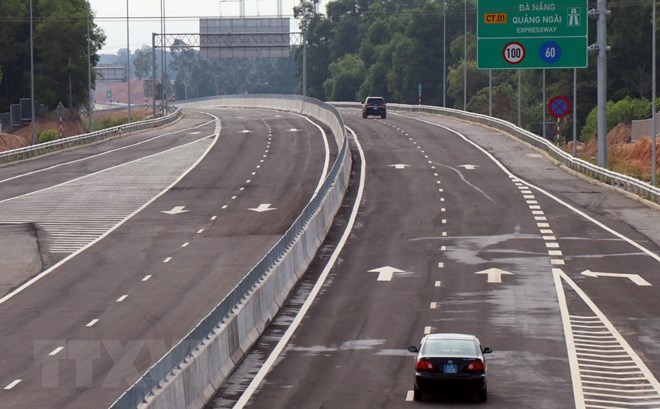 Các phương tiện lưu thông trên cao tốc Đà Nẵng-Quảng Ngãi. (Ảnh: Trần Tĩnh/TTXVN)
