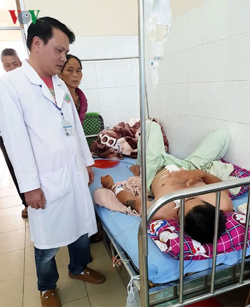 Nạn nhân Vũ Văn Kỳ đang được điều trị tại Bệnh viện đa khoa Lâm Đồng