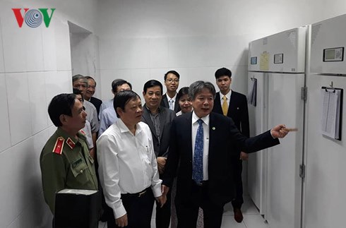 Lãnh đạo Bộ Y tế, Bộ Công an tham quan Ngân hàng mô tại Bệnh viện Việt Đức.