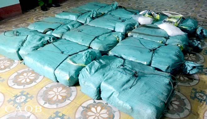 12 bao tải đựng hơn 3 tạ ma túy đá trên xe. Ảnh: Ng.V.