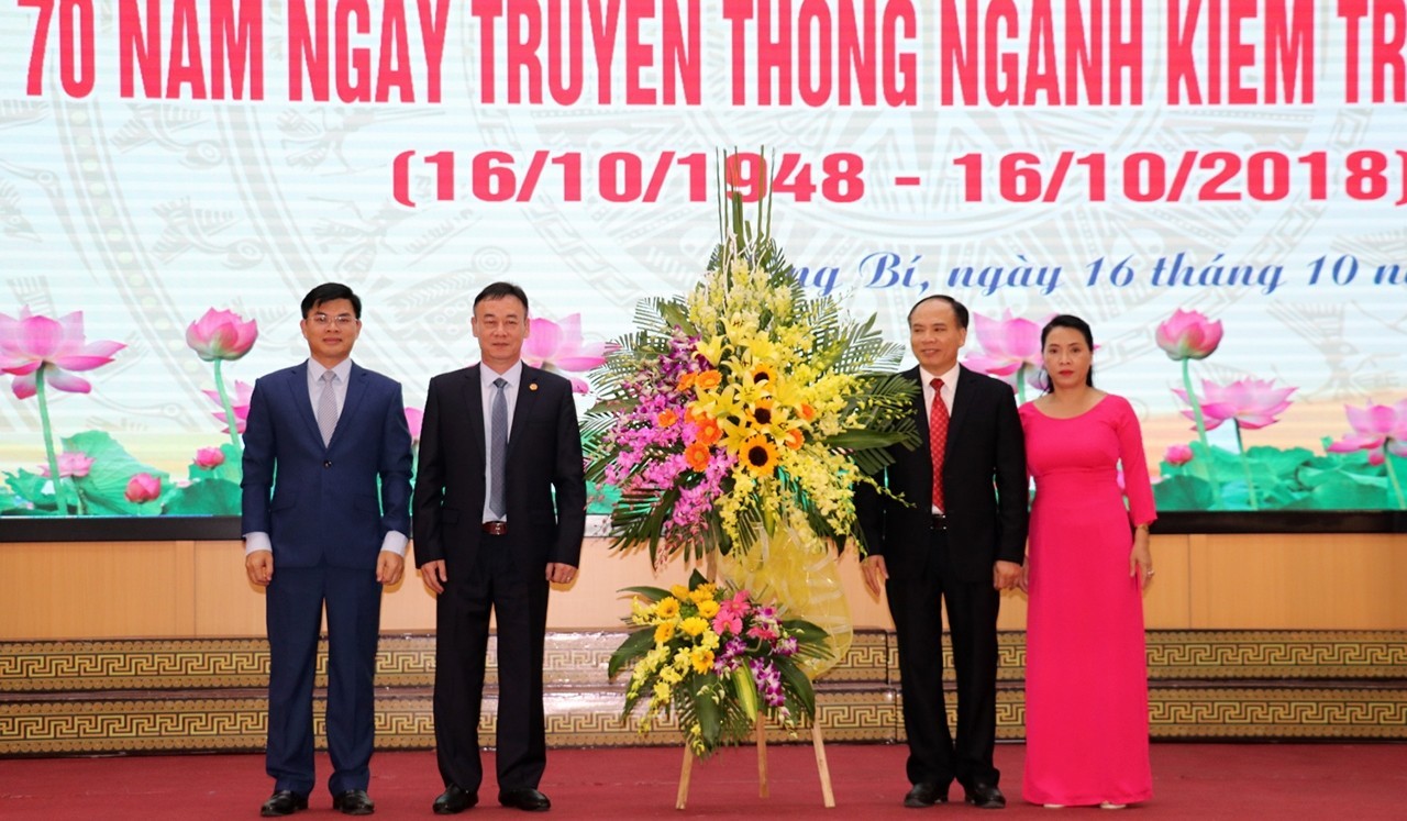 Lạnh đạo TP Uông Bí tặng hoa chúc mừng tại buổi lễ kỷ niệm