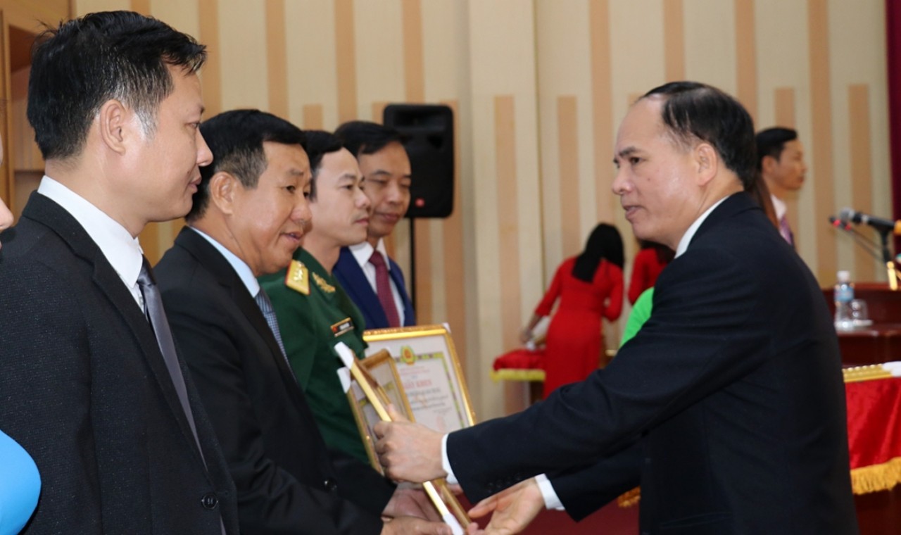 Đồng chí Trần Văn Lâm, Bí thư Thành ủy Uông Bí khen thưởng đại diện các tập thể có thành tích