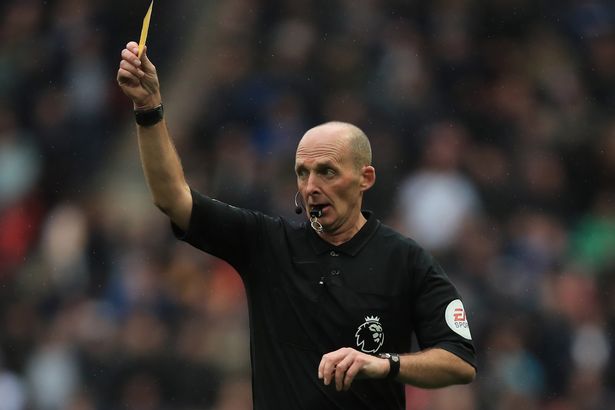  Mike Dean là một vị trọng tài đầy tài tiếng ở Anh.