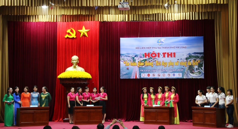 Các đội thi tham gia phần thi kiến thức.