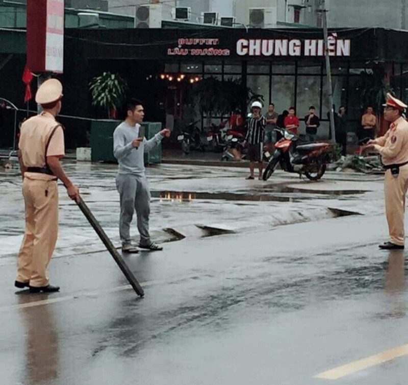 Cảnh sát giao thông khống chế thanh niên có biểu hiện "ngáo đá" cầm dao đi ngoài đường.