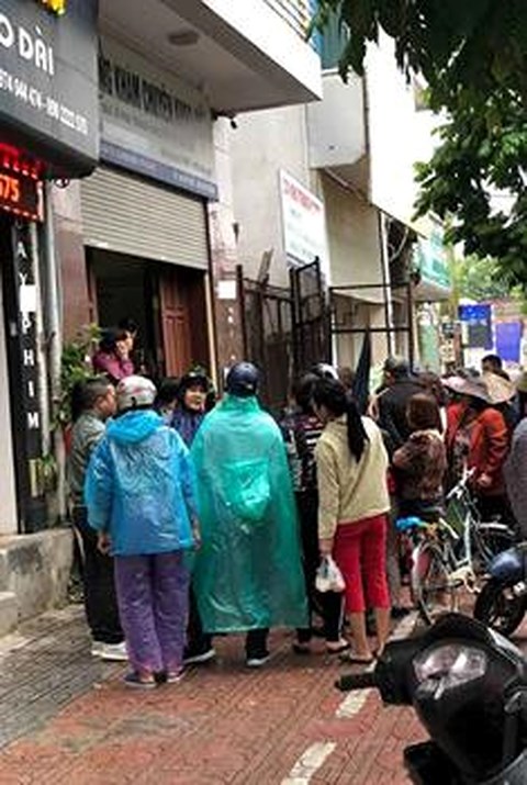 Người nhà bệnh nhi kéo đến phòng khám