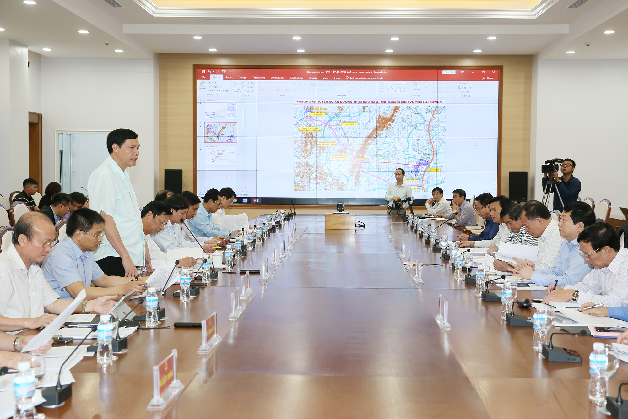 Quang cảnh buổi làm việc.