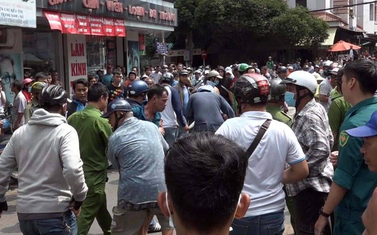 Đông đảo người dân xem lực lượng công an vây bắt đối tượng.