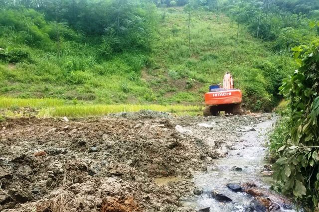 Ruộng nương của người dân đã bị các đối tượng đưa máy móc đào bới để khai thác đá trái phép.