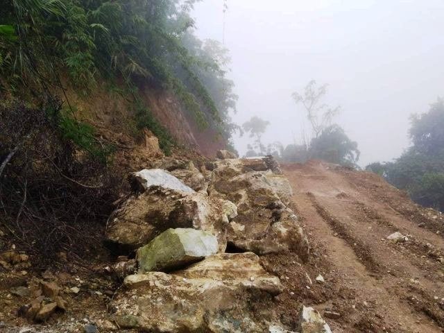 Các đối tượng tự ý mở đường vào rừng phòng hộ để khai thác đá trái phép.