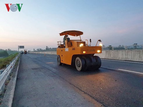 Các nhà thầu huy động phương tiện phục vụ sửa chữa lớn.