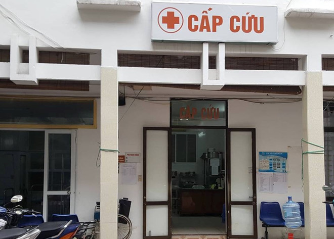Bệnh nhi 6 tuổi tử vong tại phòng lưu bệnh nhân, cạnh phòng cấp cứu. Ảnh: Tùng Chi.