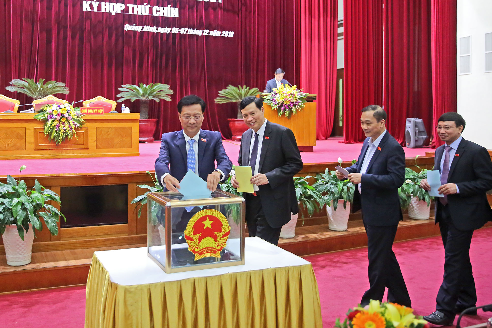 Các đại biểu HĐND tỉnh bỏ phiếu tín nhiệm đối với 29 người giữ chức vụ do HĐND tỉnh bầu.