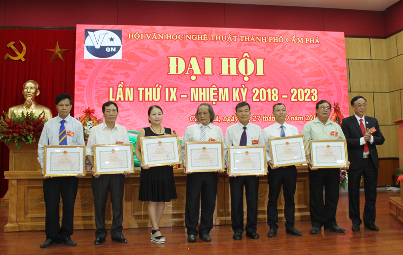 Lãnh đạo thành phố khen thưởng các văn nghệ sĩ có thành tích cao trong 5 năm vừa qua.