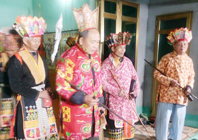 Nghệ nhân Triệu Thanh Xuân và các thầy cúng hành lễ cấp sắc.