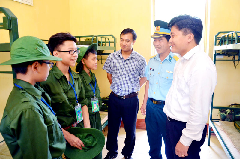 Các học viên tham gia chương trình “Học kỳ quân đội” tại Tiểu đoàn 185, Đoàn Tên lửa Trần Phú, phường Quang Hanh, TP Cẩm Phả. Ảnh: Lan Anh