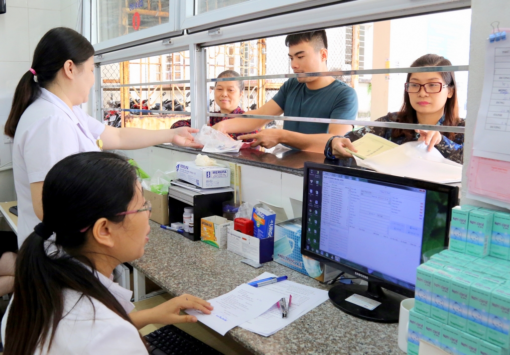 Nhà thuốc Bệnh viện Đa khoa tỉnh ứng dụng CNTT vào việc kiểm soát kê đơn thuốc và bán thuốc theo đơn.